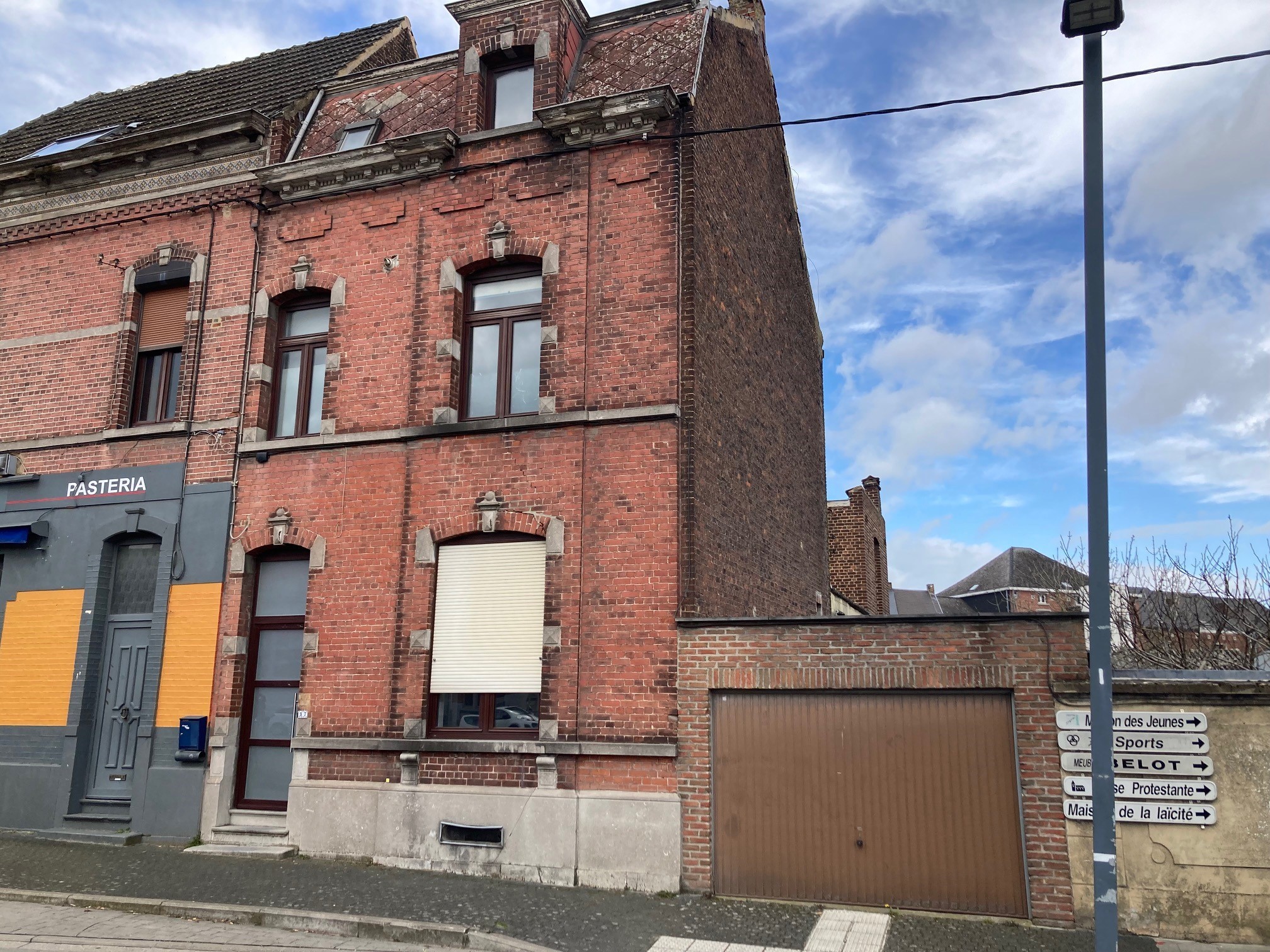 maison unifamiliale avec un terrain à bâtir