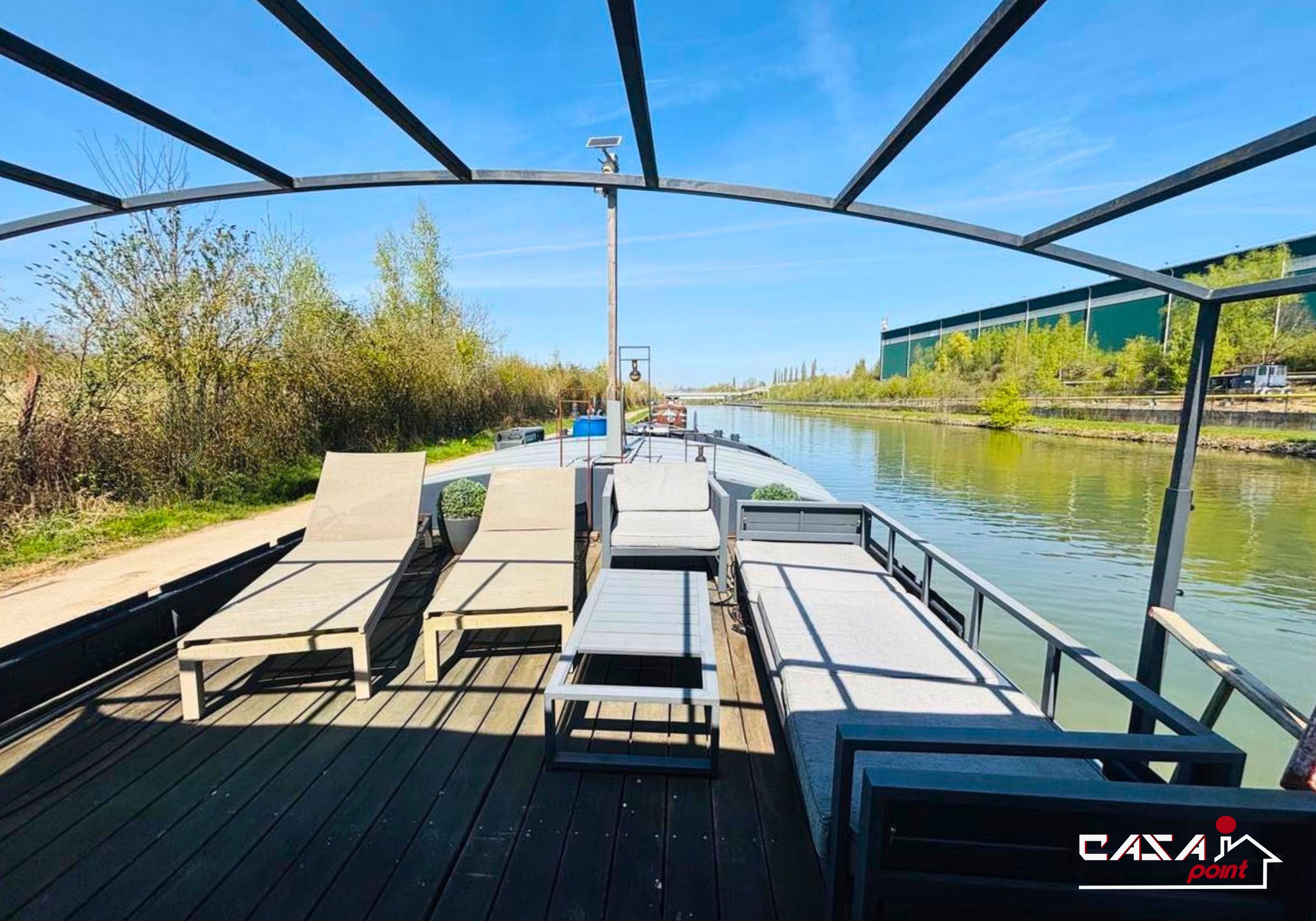 magnifique péniche de 185 m² située sur le paisible canal de Oisquercq