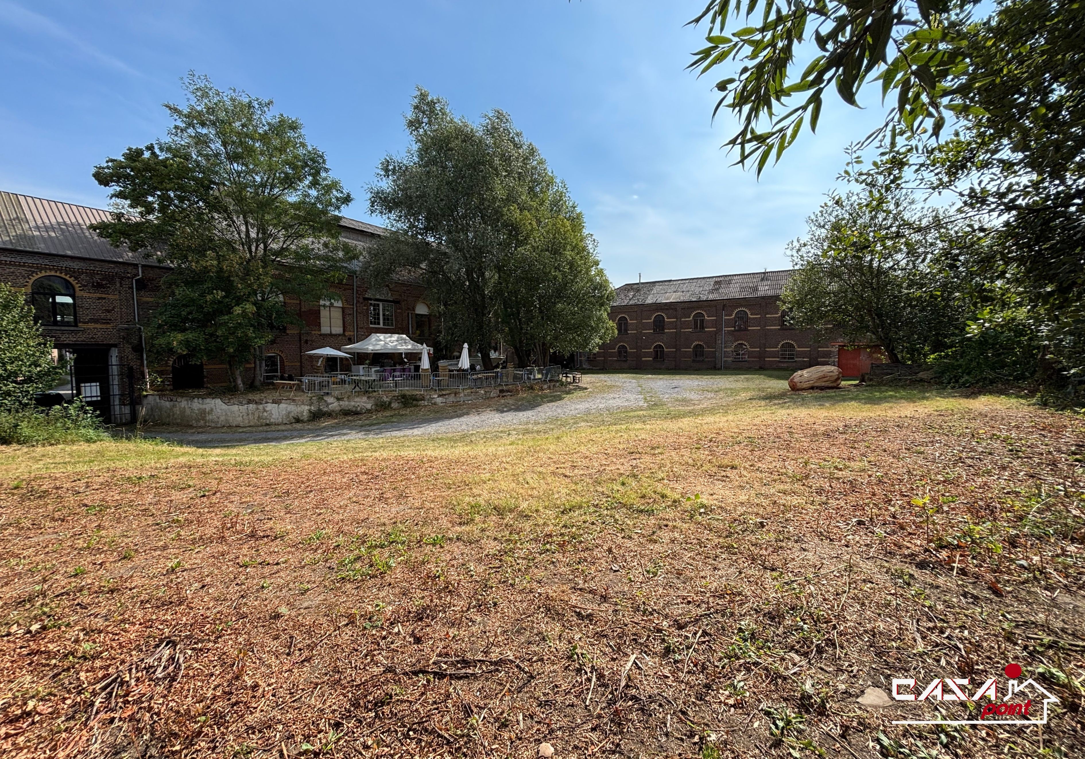 Terrain de 21 ares 93 centiares avec bâtiment existant de type industriel.