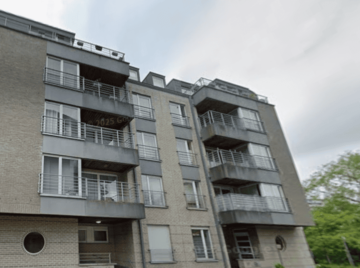apparemment 2 chambres avec terrasse et parking 
