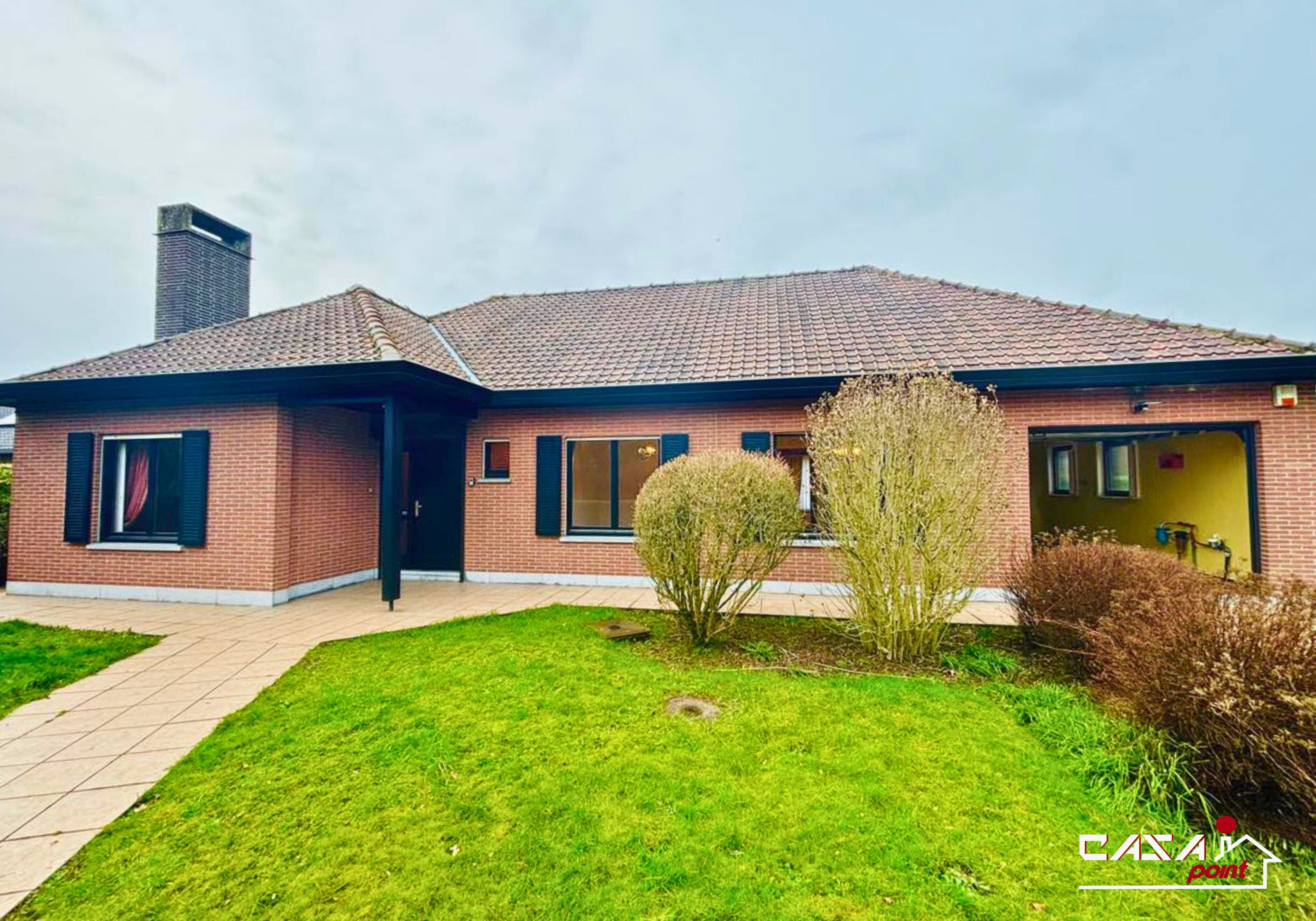 Villa de plain-pied avec jardin et garage 